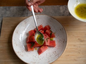 Zubereitung des Wassermelonen-Feta-Salats