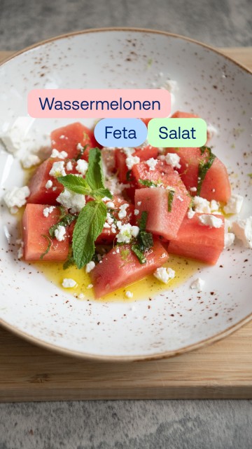 Wassermelonen-Feta-Salat angerichtet auf einem Teller