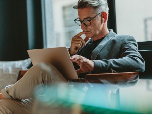 Geschäftsmann arbeitet am Laptop