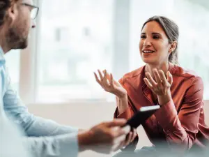 Mann und Frau im Büro im Gespräch