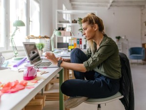 Frau sitzt im Homeoffice am Laptop