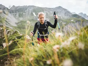 Ein Frau wandet in den Bergen