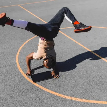 Ein junger Mann beim Breakdance