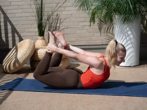 Yoga-Haltung Bogen (Dhanurasana)