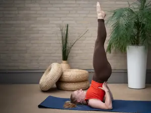Yoga-Haltung Schulterstand (Sarvangasana)