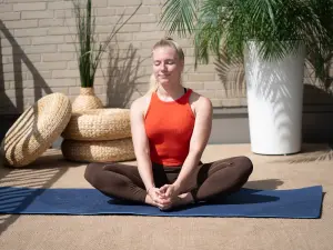 Yoga-Haltung Schmetterling (Baddha Konasana)