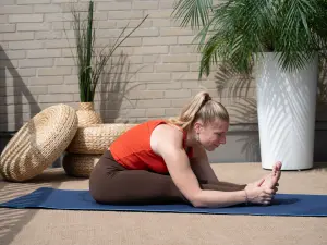 Yoga-Haltung Sitzende Vorbeuge (Paschimottanasana im Yin-Stil)