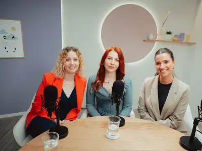 Protagonistin Veronique mit Expertin Dr. Mandy Roy und Moderatorin Celine im Podcast