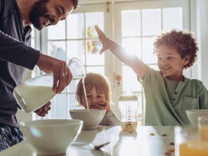 Familie frühstückt