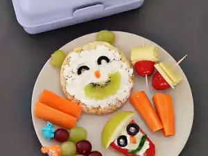 Serviervorschlag für Brotdosensnacks mit Obst und Gemüse
