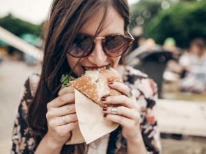 Frau isst einen Burger