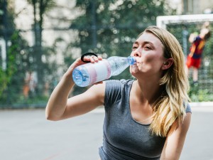 Wasser trinken und Zucker vermeiden