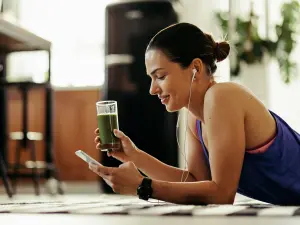 Frau mit Gemüsesmoothie