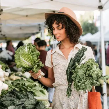 Junge Frau löffelt eine Gemüsesuppe