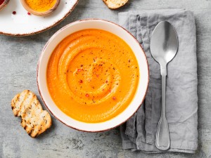 Klassische Kürbissuppe mit Kartoffeln und Möhren
