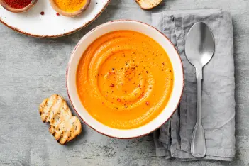 Ein Teller mit Kürbissuppe