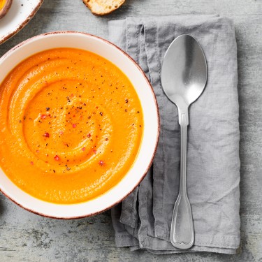 Ein Teller mit Kürbissuppe