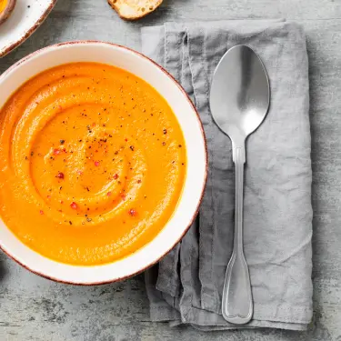 Ein Teller mit Kürbissuppe