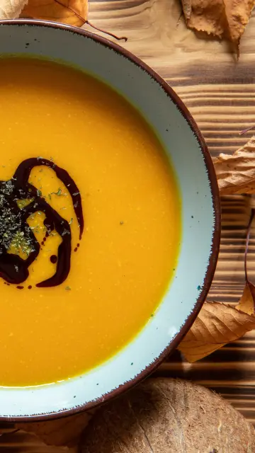 Rezept für exotische Kürbissuppe mit Kokosmilch und Ingwer