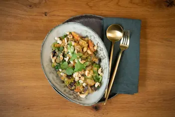 Ein Teller mit Auberginen-Linsen-Curry