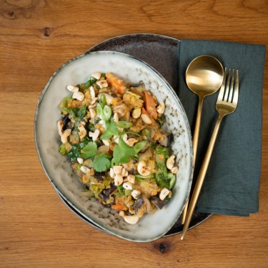 Ein Teller mit Auberginen-Linsen-Curry