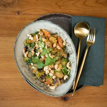 Ein Teller mit Auberginen-Linsen-Curry