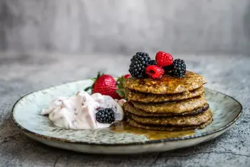 Bananen-Pancakes mit Erdbeer-Quark