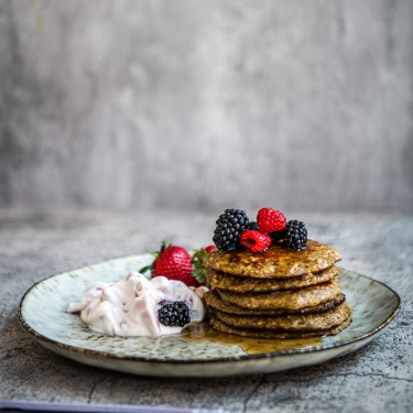Bananen-Pancakes mit Erdbeer-Quark