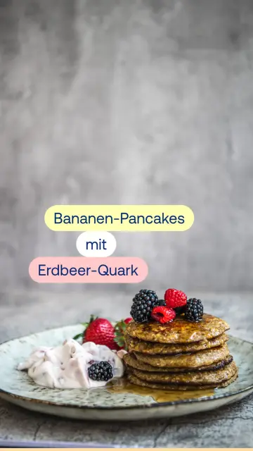 Bananen Pancakes fertig angerichtet auf einem Teller