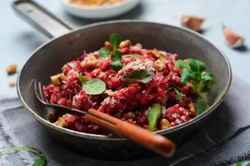 Rote-Bete-Risotto angerichtet auf einem Teller