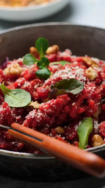 Rote-Bete-Risotto angerichtet auf einem Teller 