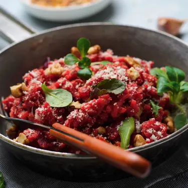 Rote-Bete-Risotto angerichtet auf einem Teller