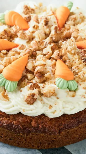 Der fertige Karottenkuchen, verziert mit Marzipanmöhren 