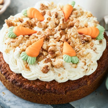 Veganer Karottenkuchen mit Marzipan-Möhrchen