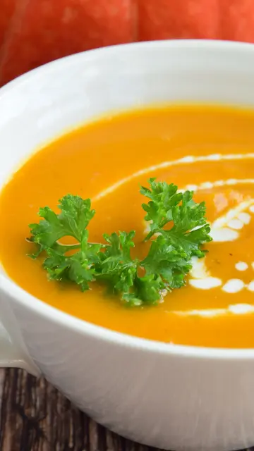Rezept für exotische Kürbissuppe mit Kokosmilch und Ingwer 