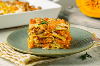 Ein Stück Kürbislasagne auf einem Teller