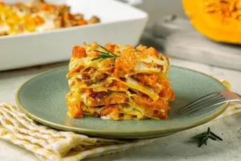 Ein Stück Kürbislasagne auf einem Teller