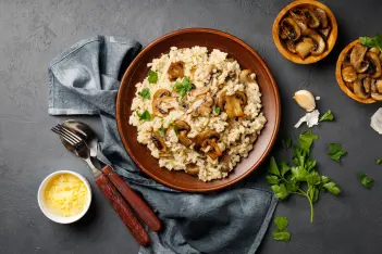 Pilz-Risotto auf einem Teller angerichtet