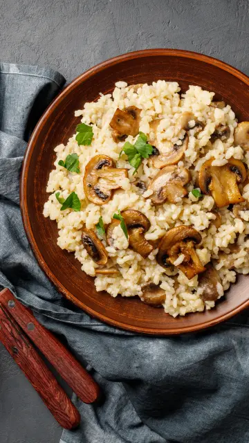 Pilz-Risotto auf einem Teller angerichtet