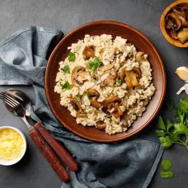 Pilz-Risotto auf einem Teller angerichtet