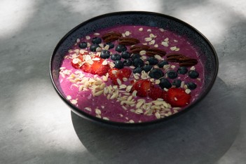 Eine Schale Acai Bowl mit Beeren