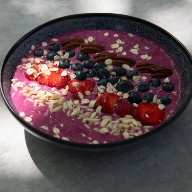 Eine Schale Acai Bowl mit Beeren