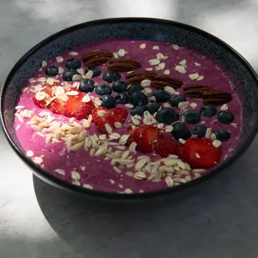 Eine Schale Acai Bowl mit Beeren