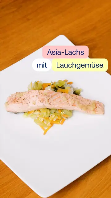 Asia-Lachs mit Lauchgemüse auf dem Teller angerichtet