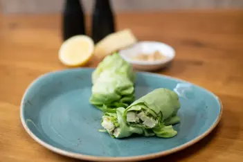 Caesar-Salat-Wraps auf einem Teller