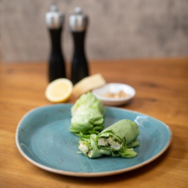 Caesar-Salat-Wraps auf einem Teller