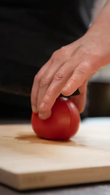 Tomate schneiden für Kürbislasagne