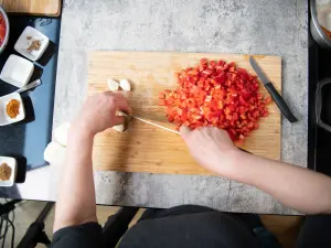 Vorbereitung für Shakshuka: Gemüse schneiden