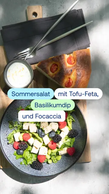 Sommersalat mit Focaccia fertig angerichtet