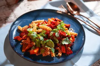 Tofu-Paprikagulasch mit Vollkornnudeln 